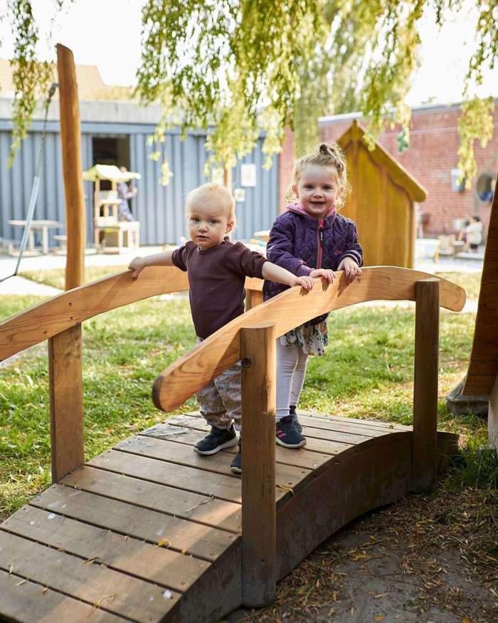 Børn på broen i Klatretræet